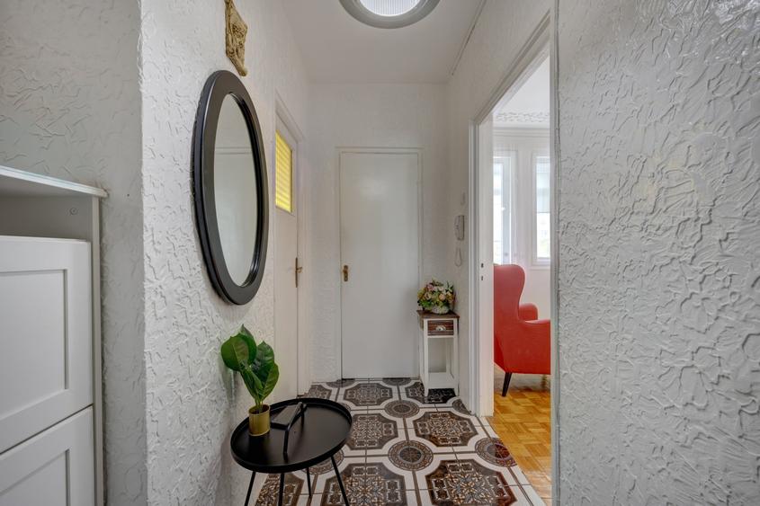 Apartament cu 2 camere semidecomandat, mobilat în 1 Mai