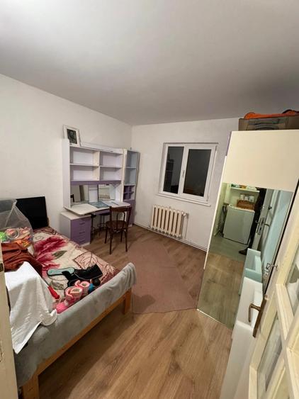 Apartament cu 3 camere semidecomandat în Dacia