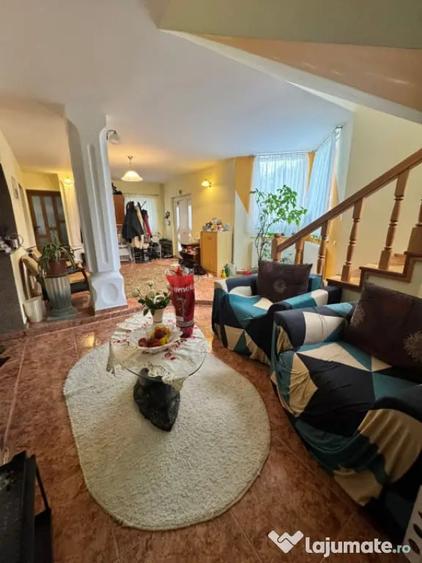 Casă cu 5 camere cu Teren 1310 Mp în Central
