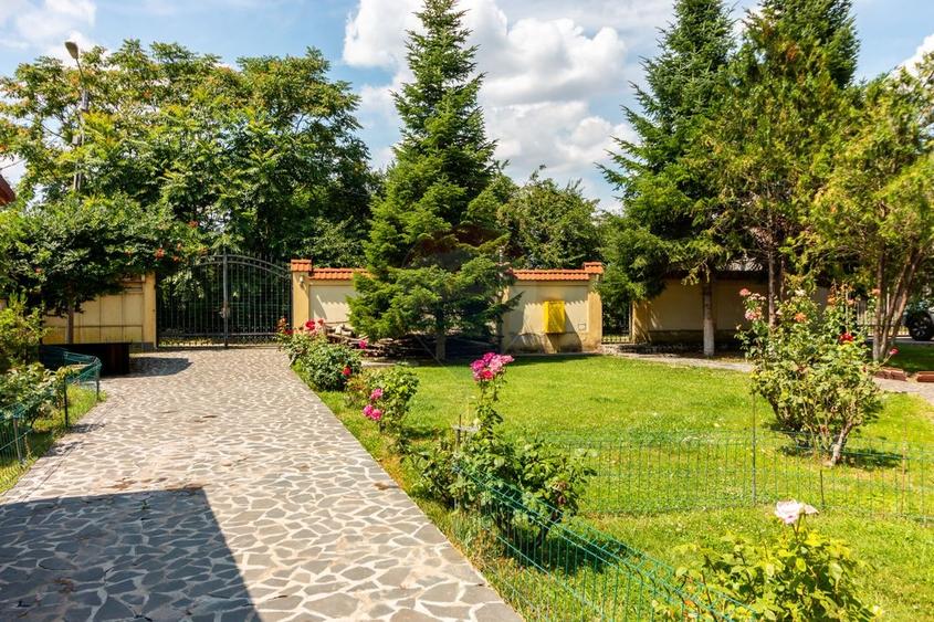 Casă individuală cu 7 camere cu Teren 3249 Mp în Central
