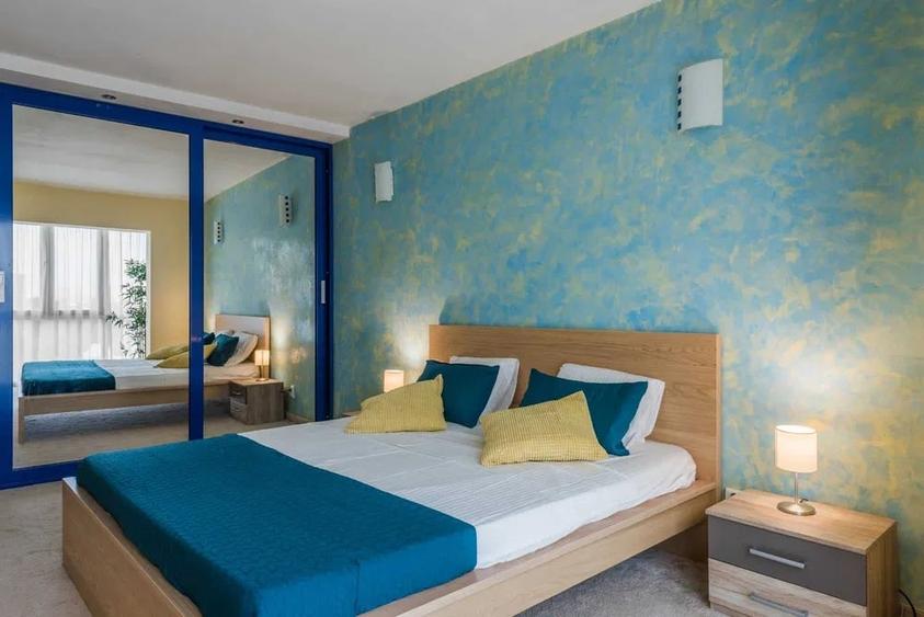 Apartament cu 3 camere semidecomandat, mobilat în P-ța Victoriei