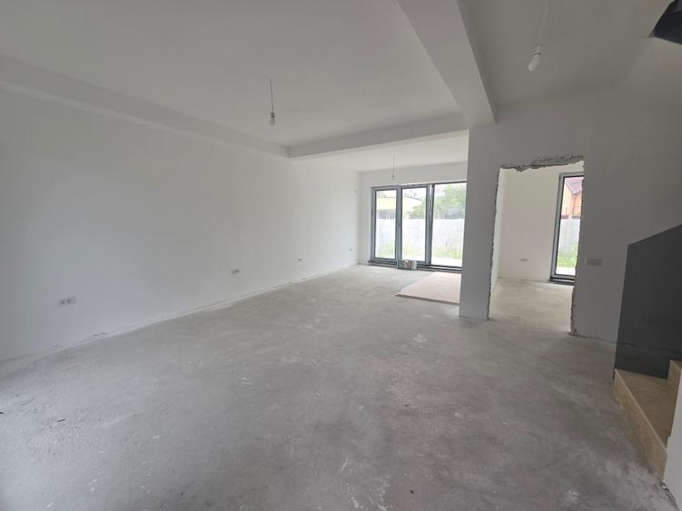 Casă individuală cu 5 camere cu Canalizare în Central
