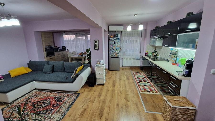 Apartament cu 3 camere decomandat în Nufărul