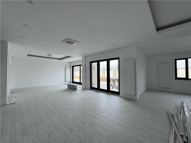 Casă individuală cu 8 camere cu Teren 1000 Mp în Pipera