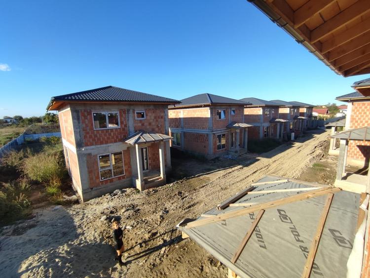Casă individuală cu 3 camere cu Canalizare în Afumați