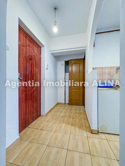 Garsonieră decomandată în Decebal