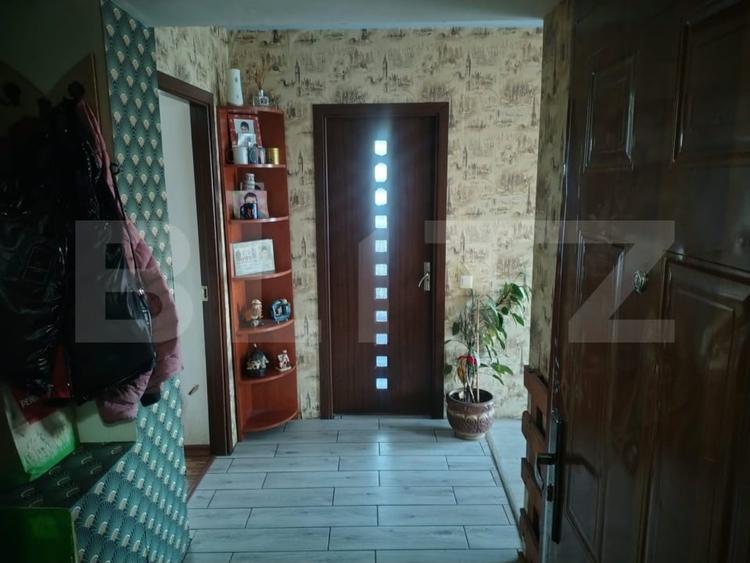 Apartament cu 5 camere semidecomandat, mobilat în Florești