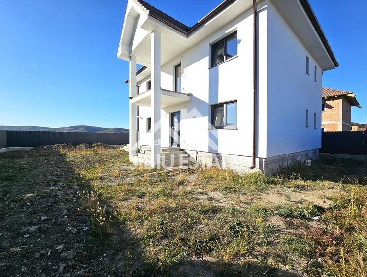 Casă individuală cu 5 camere cu Canalizare în Cristian