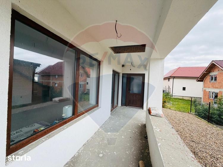 Casă cu 4 camere cu Teren 300 Mp în Betfia