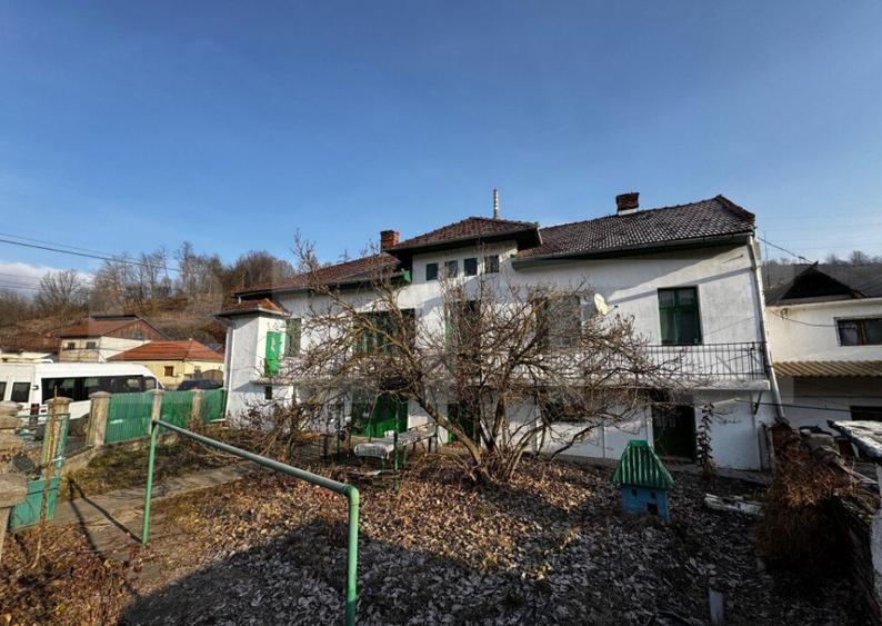Casă cu 7 camere cu Teren 400 Mp în Zlatna