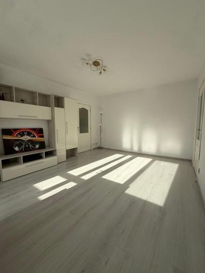 Apartament cu 3 camere semidecomandat, mobilat în Iancului
