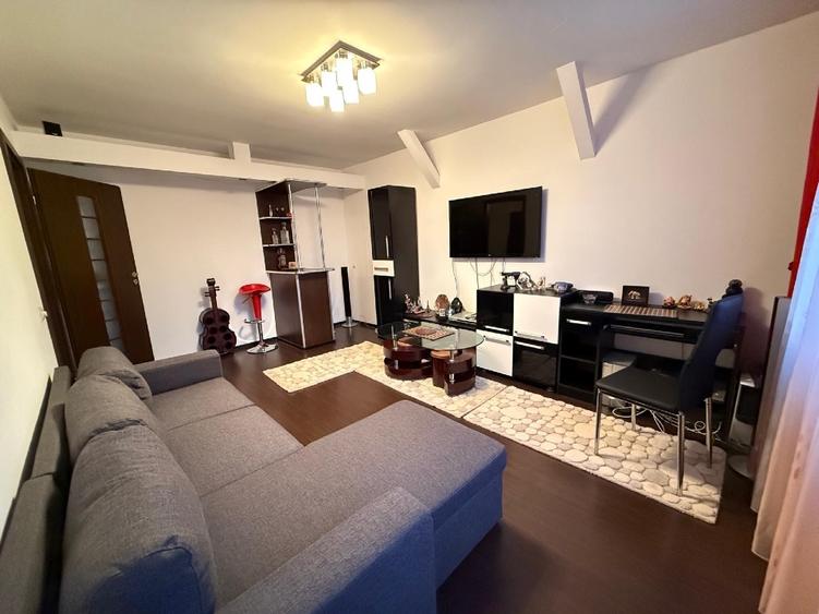 Apartament cu 3 camere decomandat, mobilat în Titan