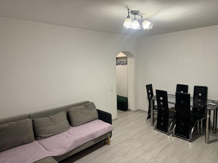 Apartament cu 3 camere semidecomandat în Constructorilor