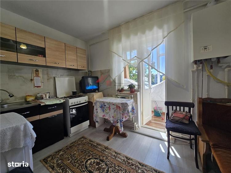 Apartament cu 3 camere decomandat în Nicolina