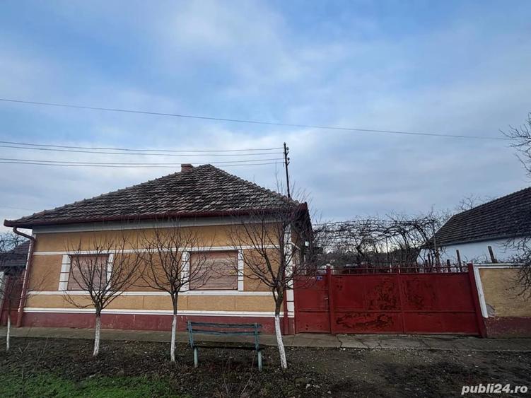 Casă cu 5 camere în Semlac