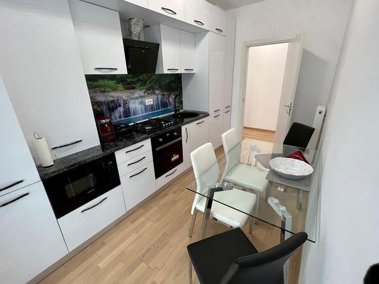 Apartament cu 3 camere decomandat în Exterior Vest
