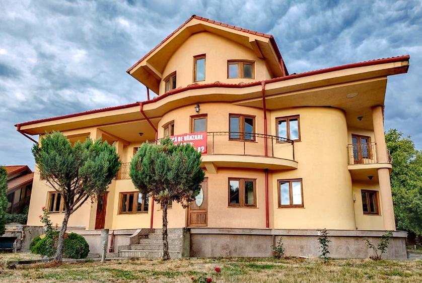 Casă individuală cu 5 camere cu Canalizare în Central