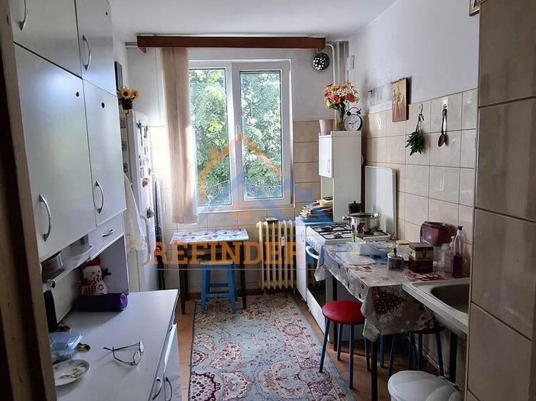 Apartament cu 4 camere decomandat în Berceni