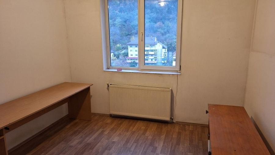 Apartament cu 4 camere semidecomandat în Central