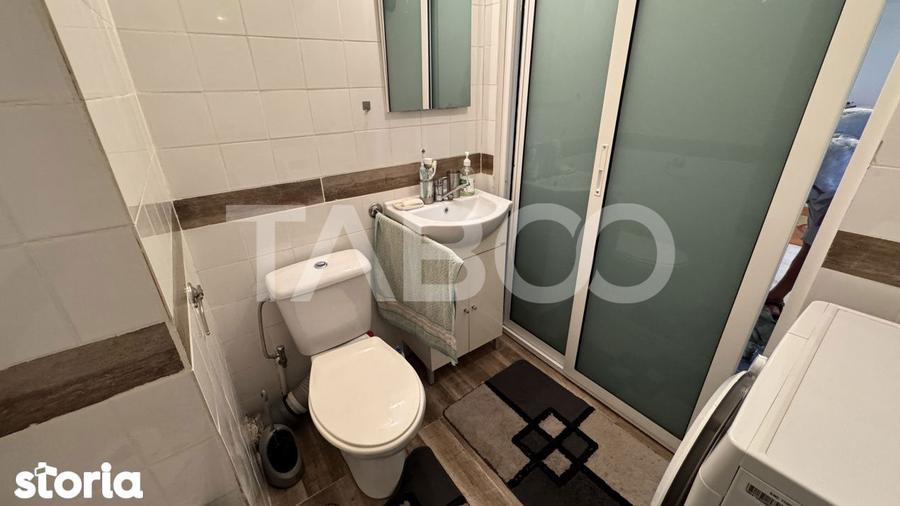 Apartament cu 4 camere semidecomandat, mobilat în Est