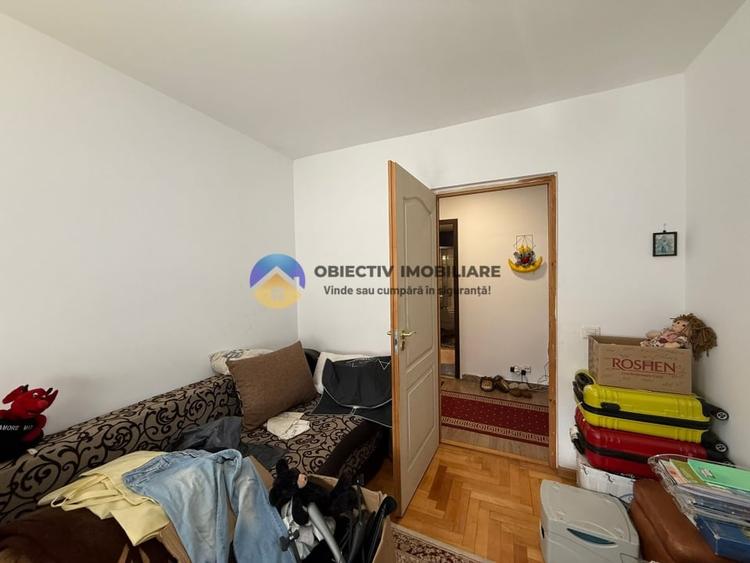 Apartament cu 4 camere semidecomandat în Precista