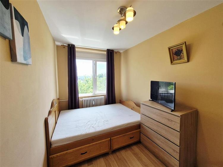 Apartament cu 3 camere semidecomandat în Tătărași