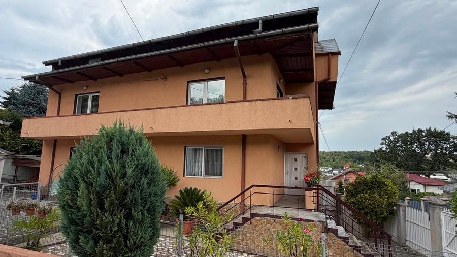 Casă individuală cu 7 camere cu Canalizare în Sărărie