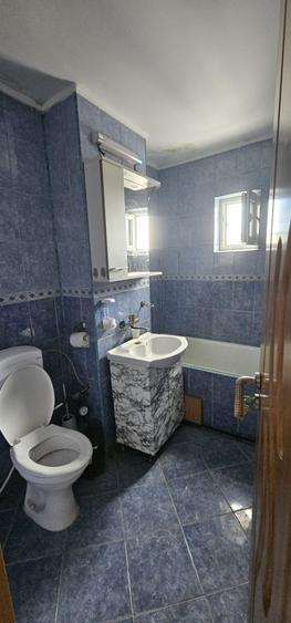 Apartament cu 2 camere semidecomandat, mobilat în Moinești