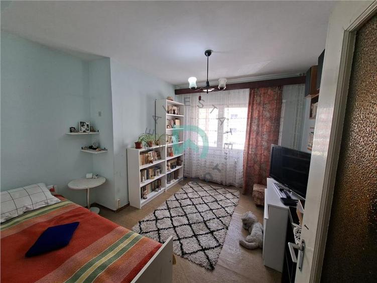 Apartament cu 3 camere semidecomandat în Tractorul