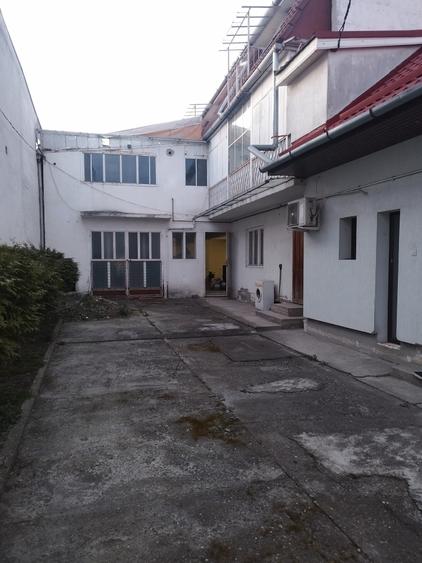 Casă individuală cu 10 camere cu Teren 300 Mp în 7 Noiembrie