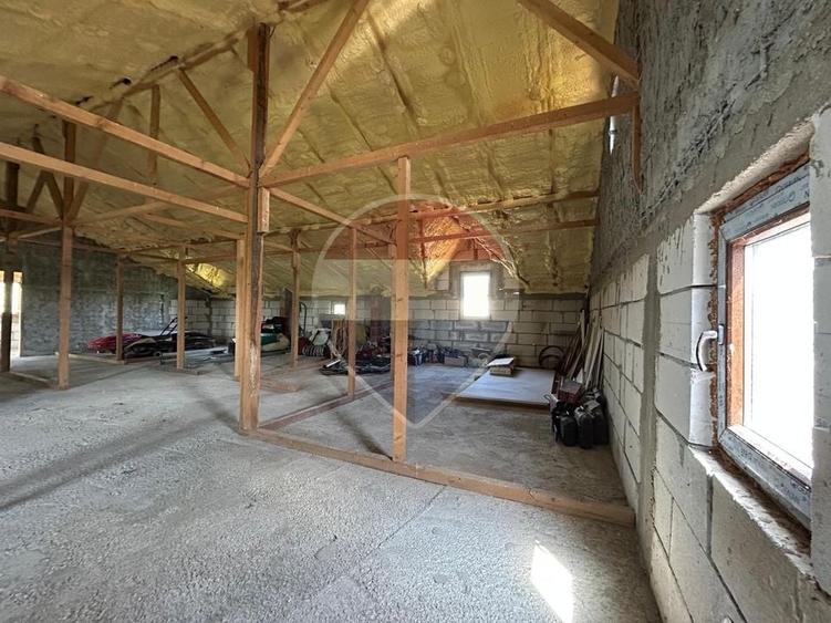 Casă individuală cu 7 camere cu Teren 800 Mp în Măineasca