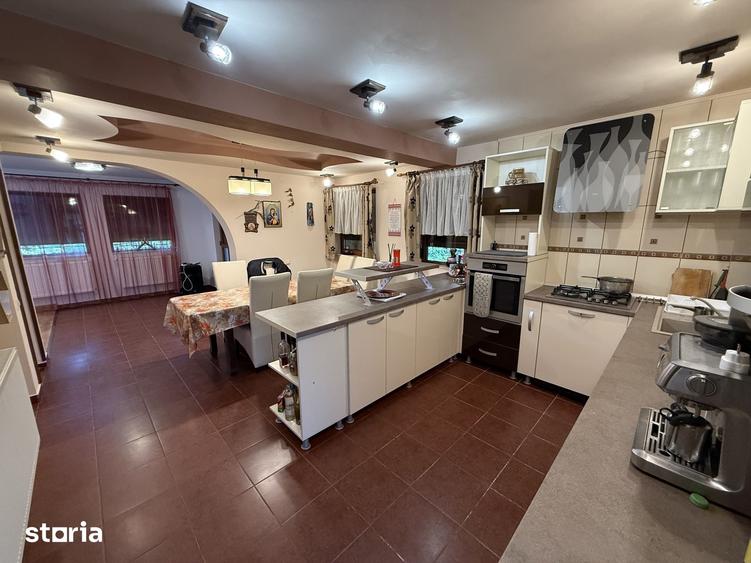 Casă cu 4 camere cu Teren 1700 Mp în Central