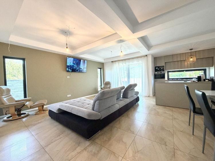 Casă cu 4 camere în Sânandrei