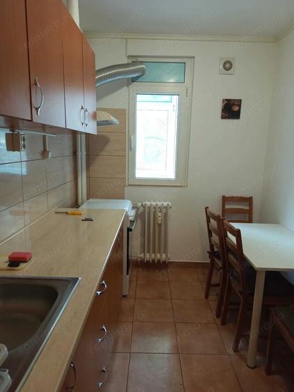 Apartament cu 3 camere decomandat, mobilat în Alexandru Obregia