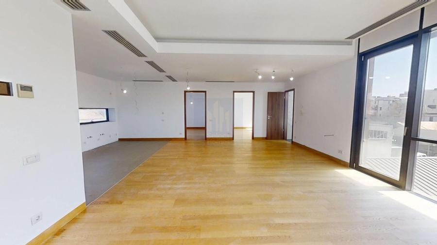 Apartament cu 3 camere semidecomandat în Eminescu