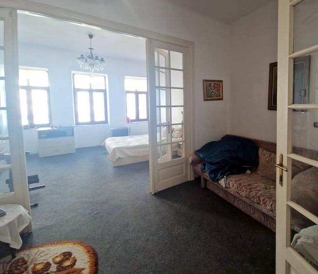 Apartament cu 4 camere decomandat, mobilat în Universitate