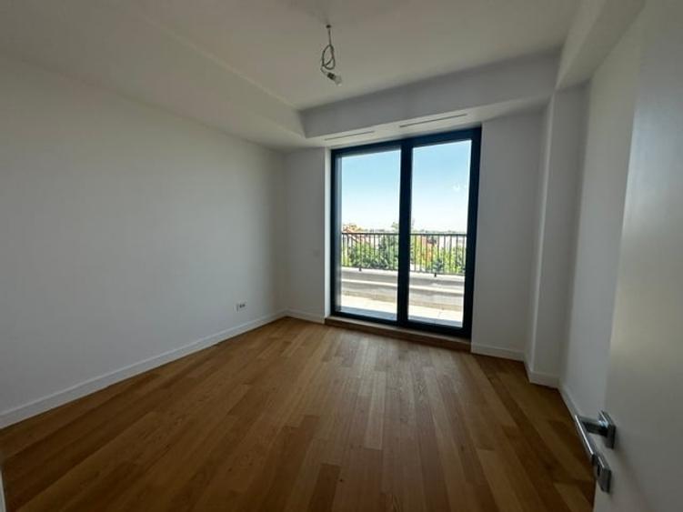 Apartament cu 4 camere decomandat, mobilat în Băneasa