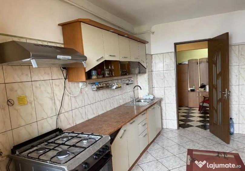 Apartament cu 4 camere decomandat, mobilat în 9 Mai