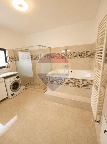 Casă individuală cu 12 camere cu Piscina în Fundeni