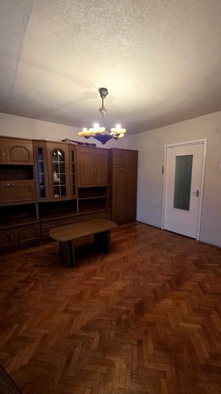 Apartament cu 3 camere semidecomandat în Tudor