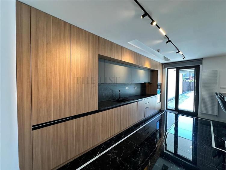 Duplex cu 9 camere cu Piscina în Pipera