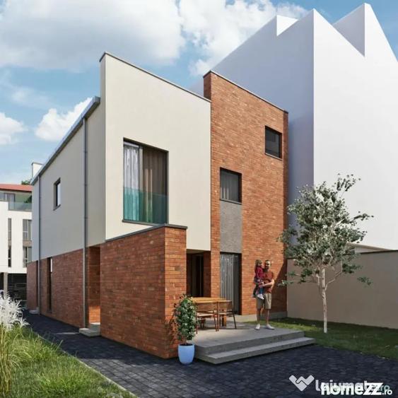 Casă cu 7 camere cu Teren 250 Mp în Central