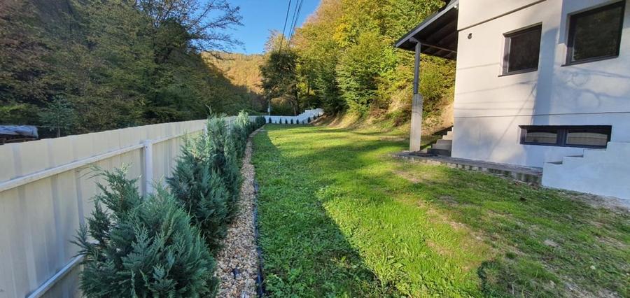 Casă individuală cu 7 camere cu Canalizare în Valea Roșie