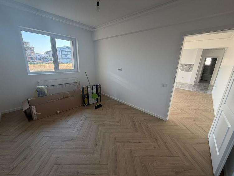 Apartament cu 3 camere decomandat în Dobroești
