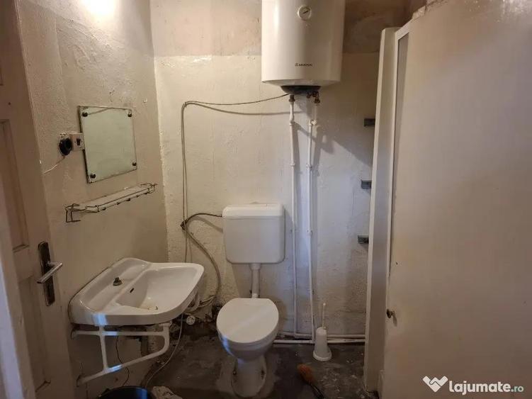 Apartament cu 3 camere semidecomandat în Central