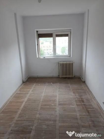 Apartament cu 3 camere decomandat în Decebal