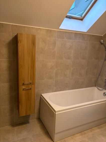 Apartament cu 3 camere semidecomandat, mobilat în Florilor