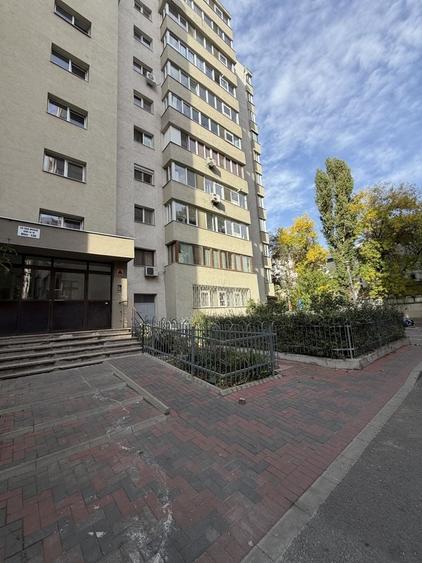 Garsonieră decomandată în Titan