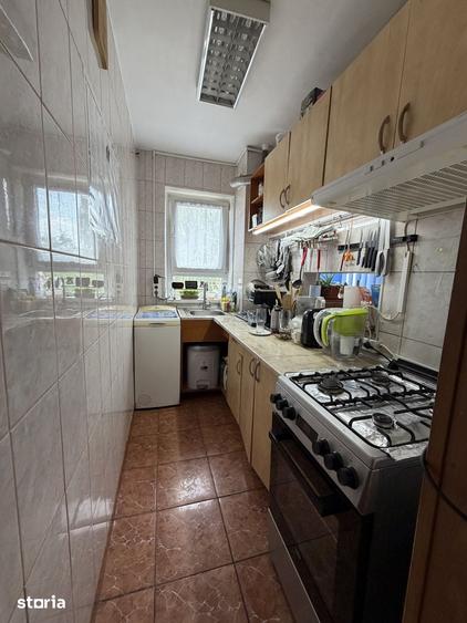 Apartament cu 3 camere semidecomandat în Florilor