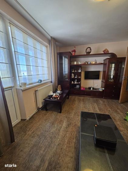 Apartament cu 3 camere decomandat în Cornișa